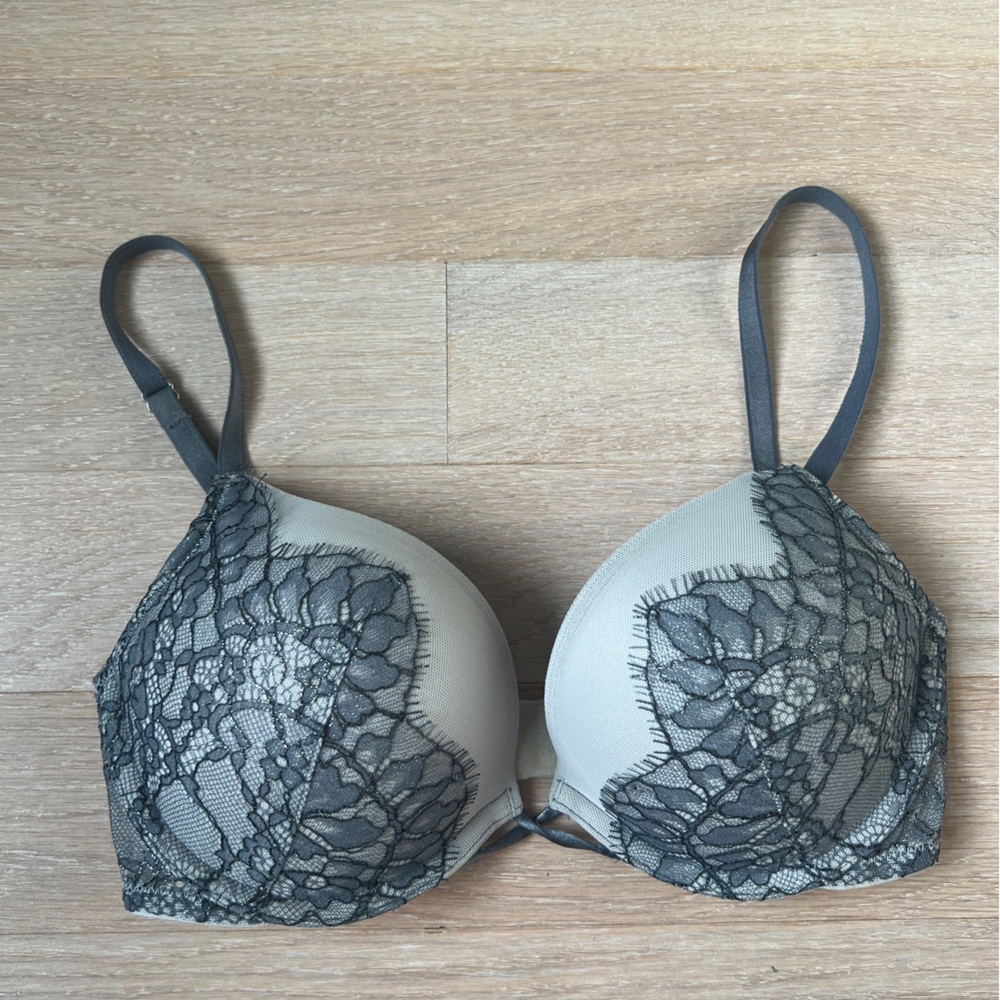 Victoria’s Secret Super Sexy Lace Bombshell Push up Bra 32C
